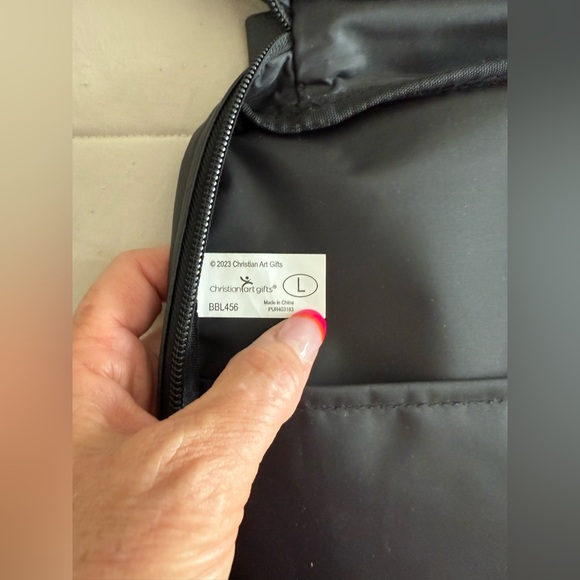 LIKE NEW Bible cover/carrier has pockets & storage, includes highlighter. - Picture 4 of 10